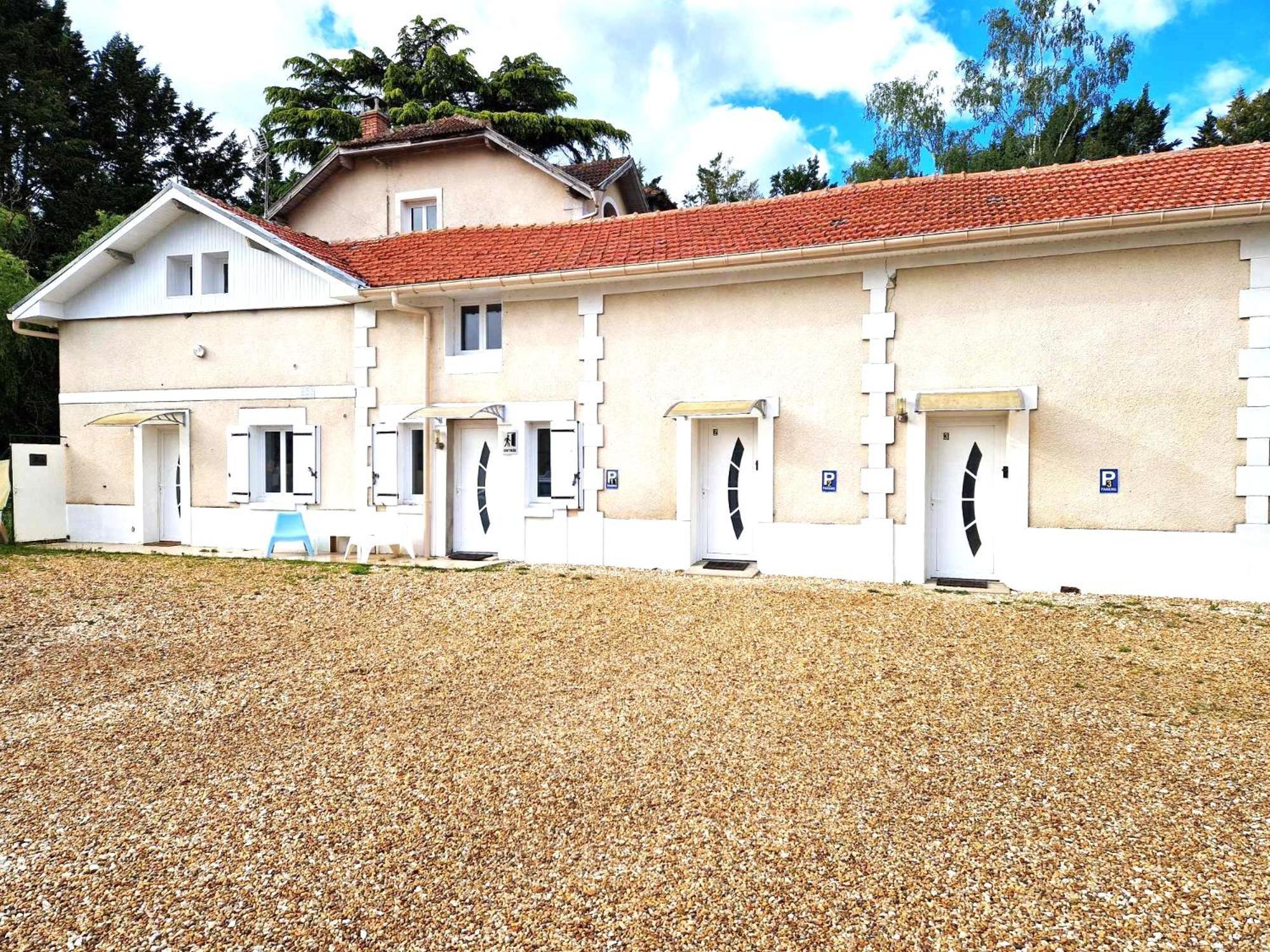 02 - Tres Joli 2 Pieces Avec 3 Lits Pouvant Accueillir Jusqu'A 5 Personnes, Situe Au Rdc Avec Entree Independante, Une Place De Parking Reservee Devant L'Entree Et Terrasse Sur L'Arriere Donnant Sur Parc Arbore, Tout Le Linge De Maison Est Fourni Razac-sur-lʼIsle Eksteriør billede