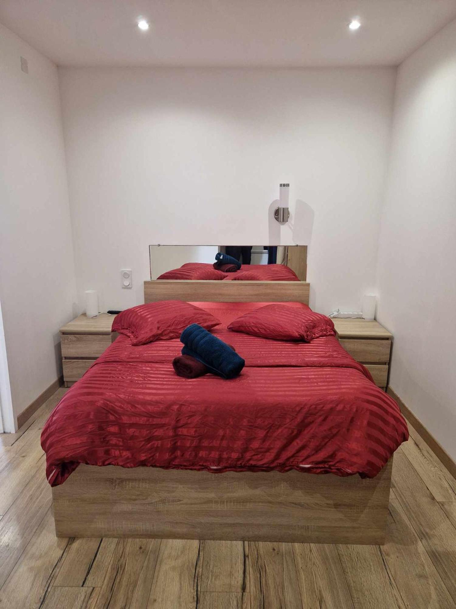 02 - Tres Joli 2 Pieces Avec 3 Lits Pouvant Accueillir Jusqu'A 5 Personnes, Situe Au Rdc Avec Entree Independante, Une Place De Parking Reservee Devant L'Entree Et Terrasse Sur L'Arriere Donnant Sur Parc Arbore, Tout Le Linge De Maison Est Fourni Razac-sur-lʼIsle Eksteriør billede