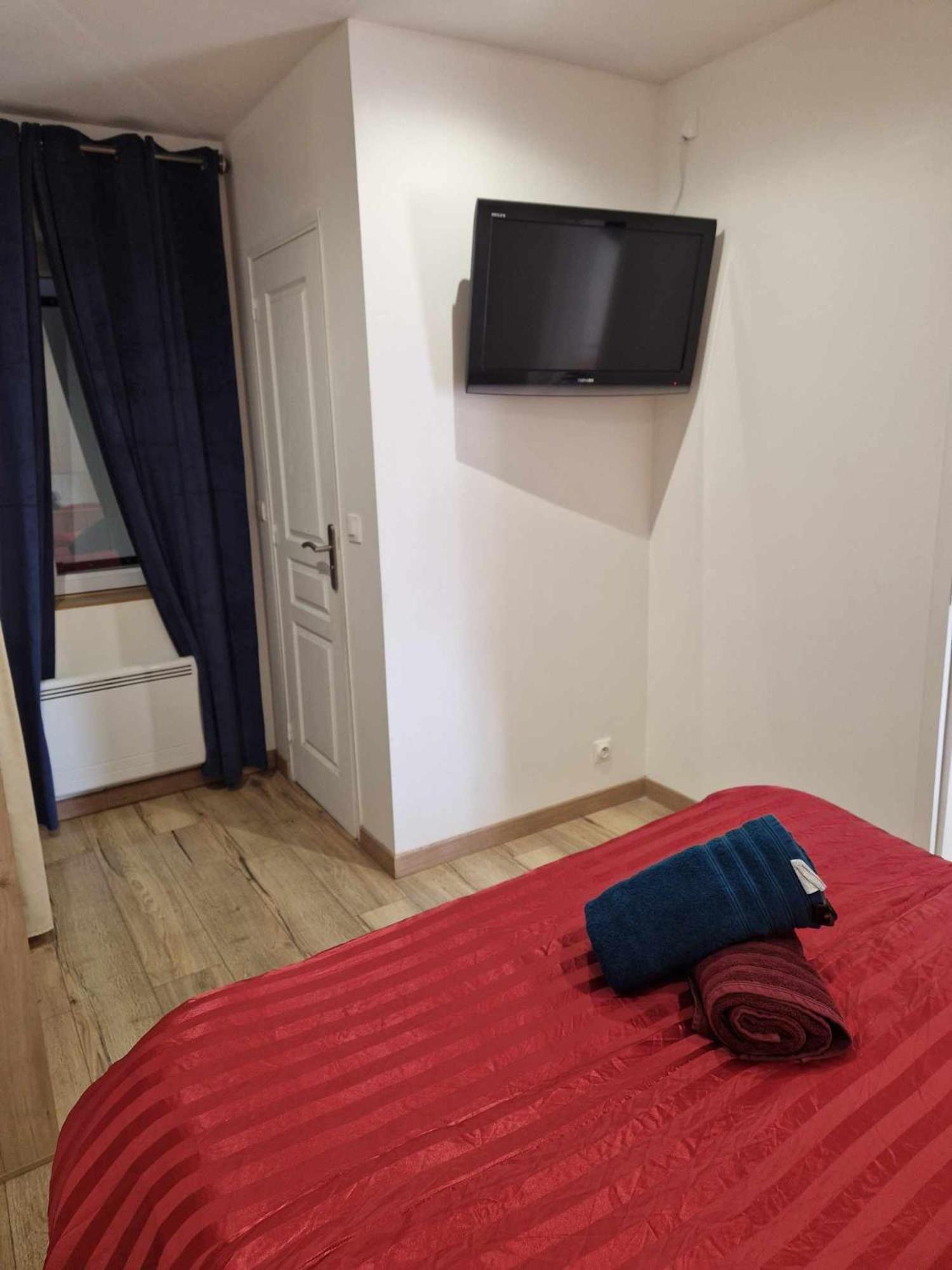 02 - Tres Joli 2 Pieces Avec 3 Lits Pouvant Accueillir Jusqu'A 5 Personnes, Situe Au Rdc Avec Entree Independante, Une Place De Parking Reservee Devant L'Entree Et Terrasse Sur L'Arriere Donnant Sur Parc Arbore, Tout Le Linge De Maison Est Fourni Razac-sur-lʼIsle Eksteriør billede