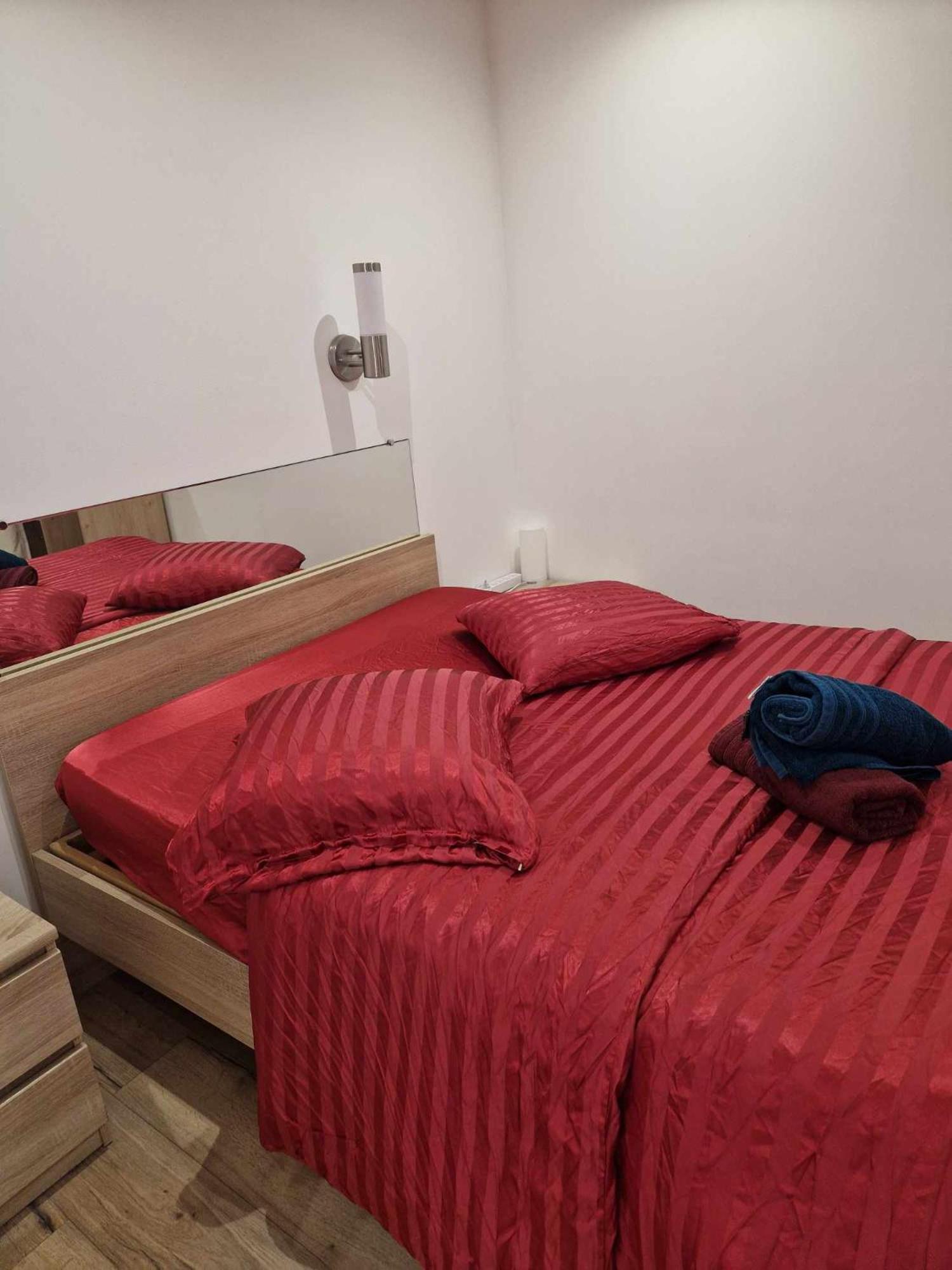 02 - Tres Joli 2 Pieces Avec 3 Lits Pouvant Accueillir Jusqu'A 5 Personnes, Situe Au Rdc Avec Entree Independante, Une Place De Parking Reservee Devant L'Entree Et Terrasse Sur L'Arriere Donnant Sur Parc Arbore, Tout Le Linge De Maison Est Fourni Razac-sur-lʼIsle Eksteriør billede