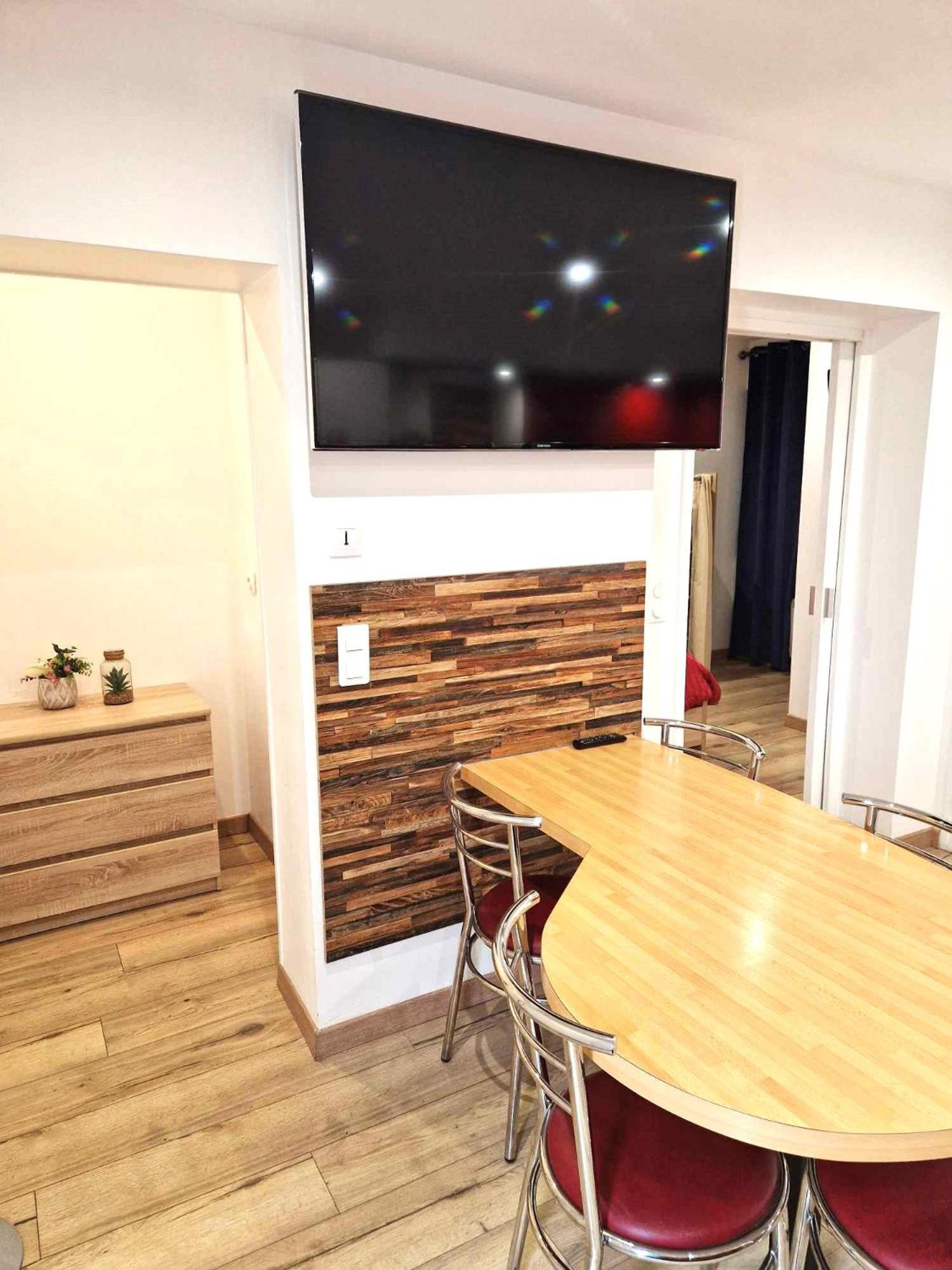 02 - Tres Joli 2 Pieces Avec 3 Lits Pouvant Accueillir Jusqu'A 5 Personnes, Situe Au Rdc Avec Entree Independante, Une Place De Parking Reservee Devant L'Entree Et Terrasse Sur L'Arriere Donnant Sur Parc Arbore, Tout Le Linge De Maison Est Fourni Razac-sur-lʼIsle Eksteriør billede