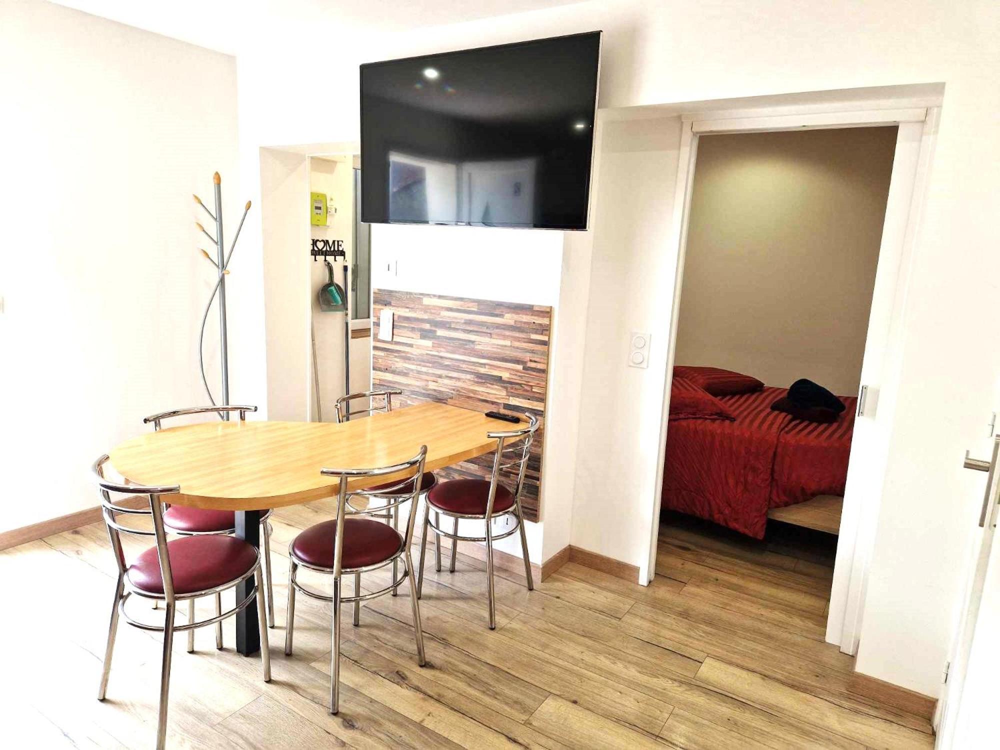 02 - Tres Joli 2 Pieces Avec 3 Lits Pouvant Accueillir Jusqu'A 5 Personnes, Situe Au Rdc Avec Entree Independante, Une Place De Parking Reservee Devant L'Entree Et Terrasse Sur L'Arriere Donnant Sur Parc Arbore, Tout Le Linge De Maison Est Fourni Razac-sur-lʼIsle Eksteriør billede